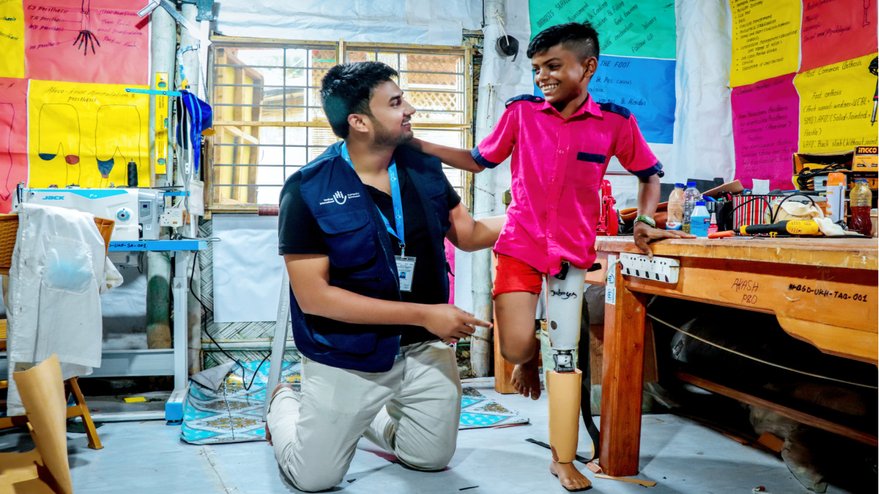 Jubair is a 12-year-old Rohingya refugee. He was shot when he fled to Bangladesh. His left leg has been amputated, and he is undergoing rehabilitation by HI teams.