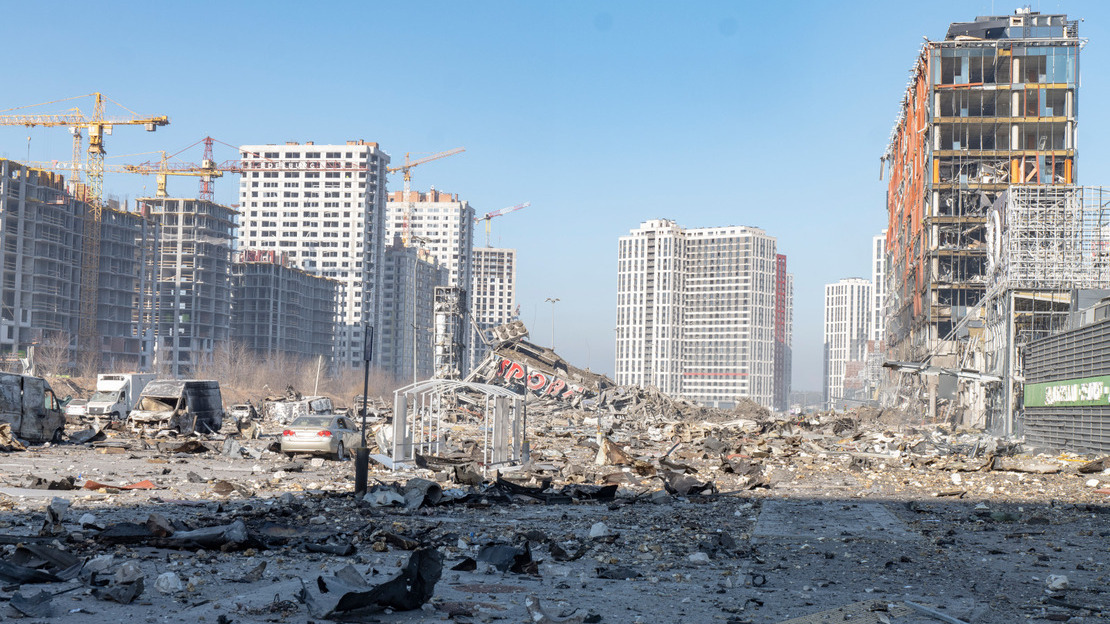 Damage in Kiev after a missile fell overnight .onto a shopping mall and its parking lot. March 2022. © V. de Viguerie / HI